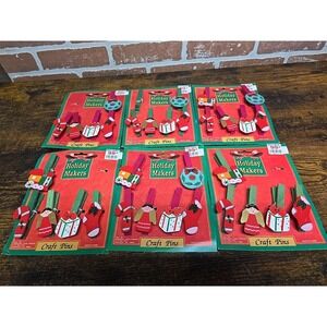 Christmas Holiday Makers Craft Pins Stocking‎ Hangers  Clothes Pins Lot of 6